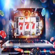 Pengguna menikmati permainan kasino langsung dengan dealer melalui streaming video berkualitas di platform rapi888